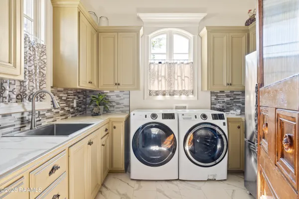 $1,100,000 | 100 Candlewood Drive, Lafayette, LA 70508