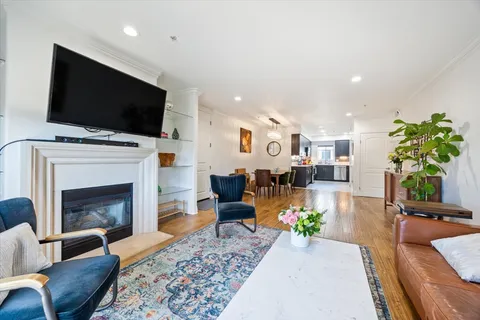 $999,999 | 4394 Farmdale Avenue, Unit 202, Studio City, CA 91604