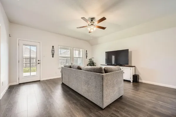 $2,100 | 706 Spur Ridge, Princeton, TX 75407