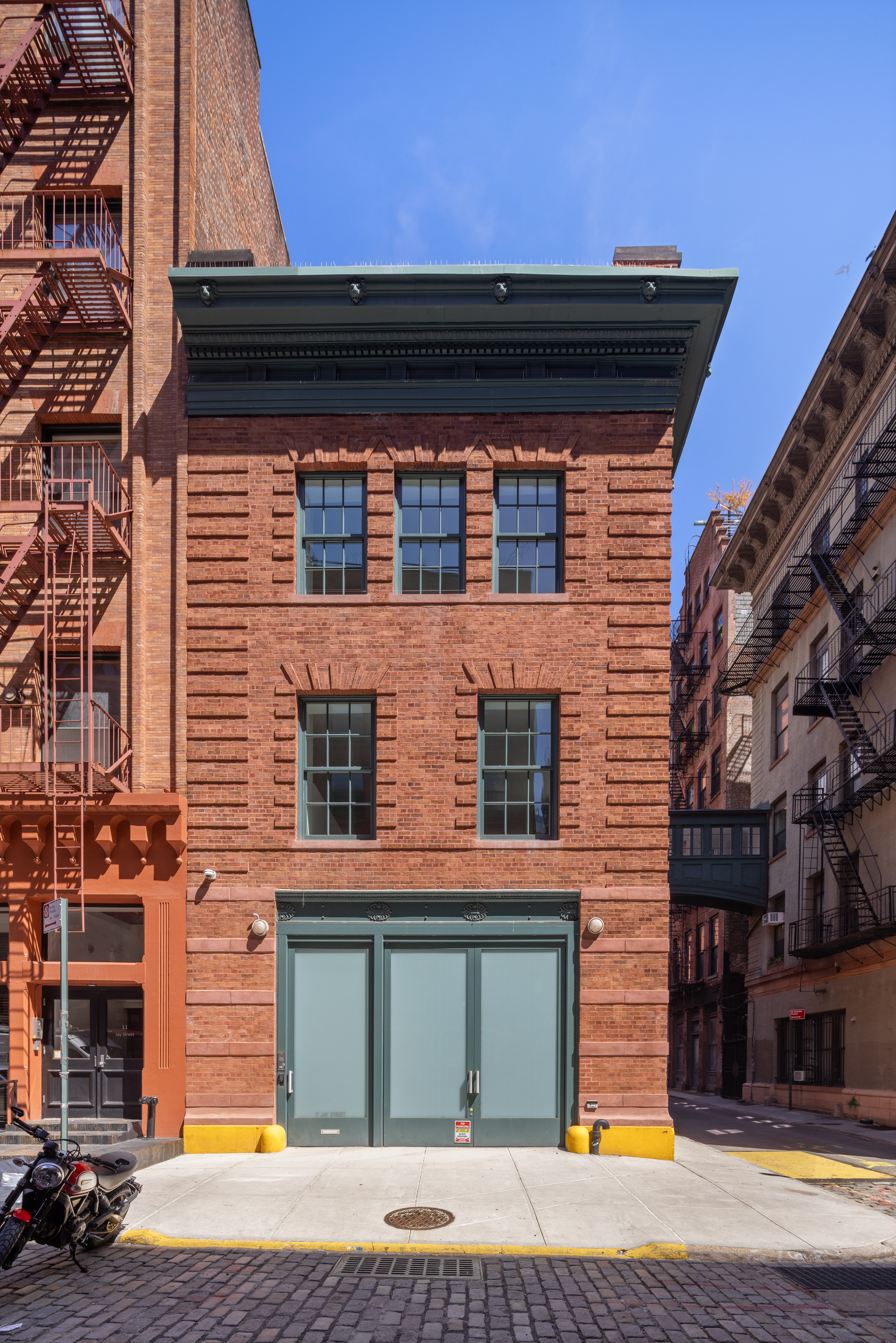 9 Jay Street Manhattan, NY 10013 - Photo 3 of 32 a view of a house with a patio