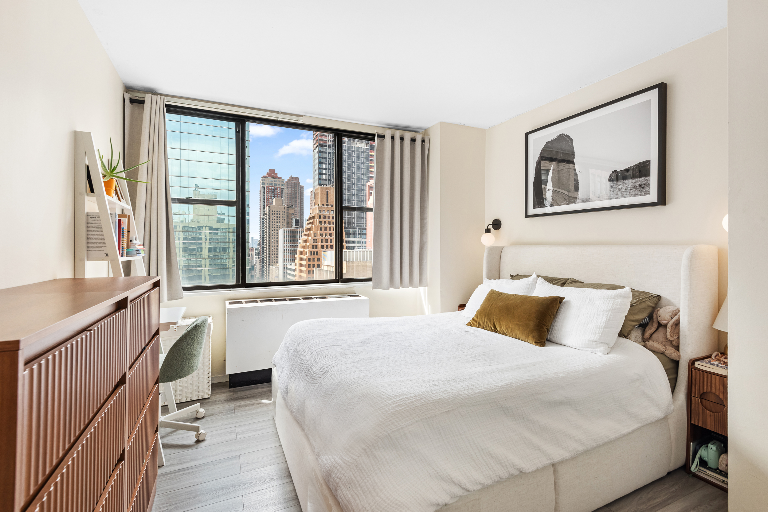 301 East 45th Street, Unit 19D Manhattan, NY 10017 - Photo 5 of 9