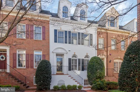 $925,000 | 8847 Ashgrove House Lane, Vienna, VA 22182