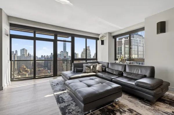 $10,750 | 100 United Nations Plaza, Unit 33E | Midtown East