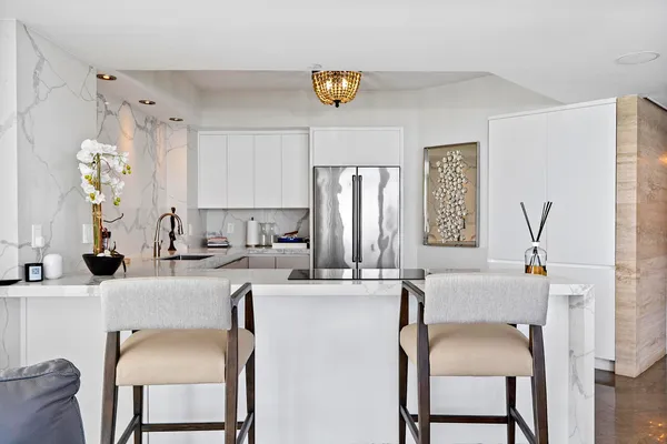 $3,900,000 | 10 Venetian Way, Unit 804, Miami Beach, FL 33139