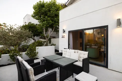 $4,498,000 | 207 21st Street, Huntington Beach, CA 92648