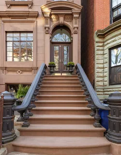 a view of entryway with a front door