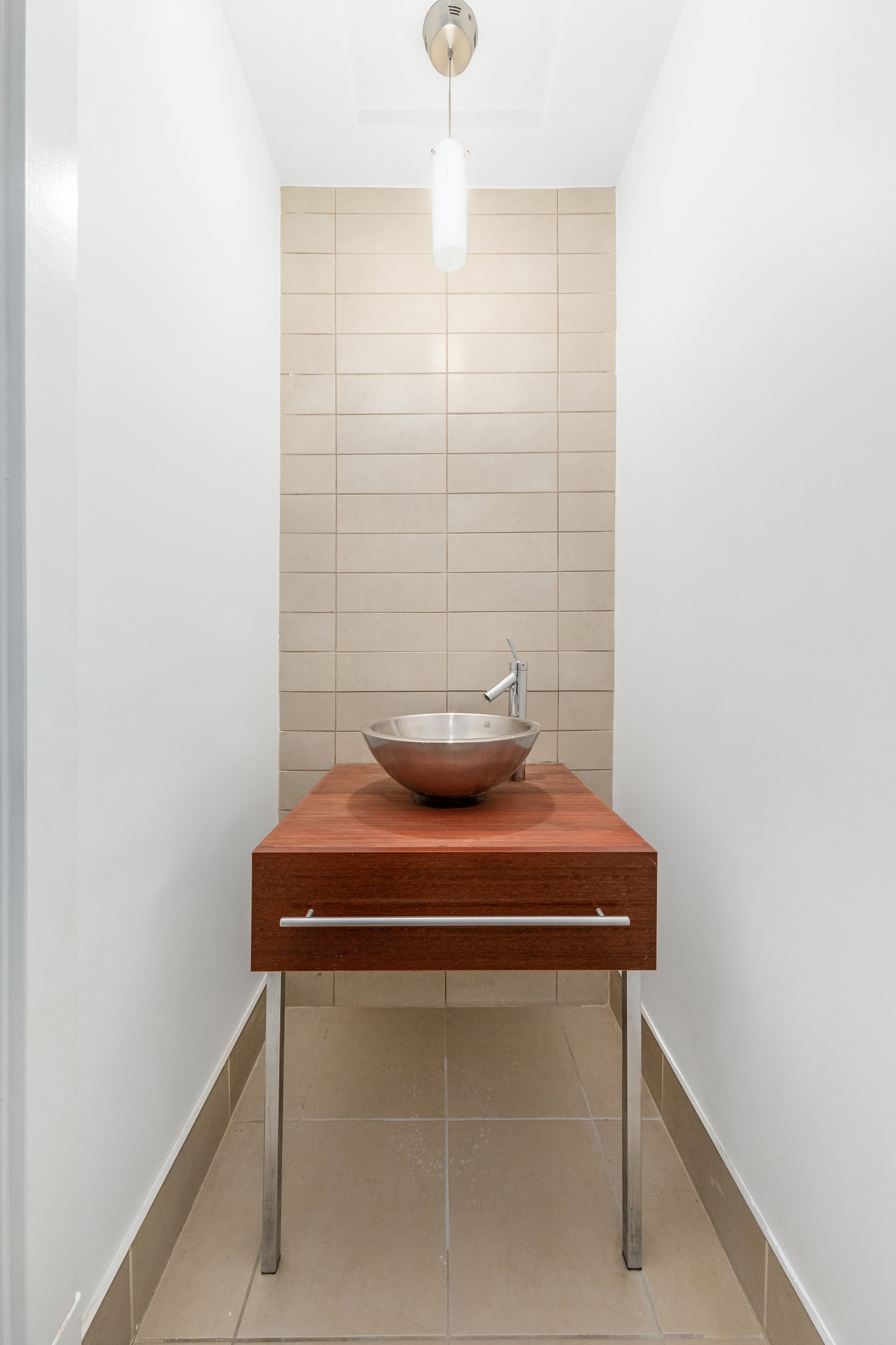 30 Bayard Street, Unit 4F Brooklyn, NY 11211 - Photo 4 of 12 a room with a table and a potted plant