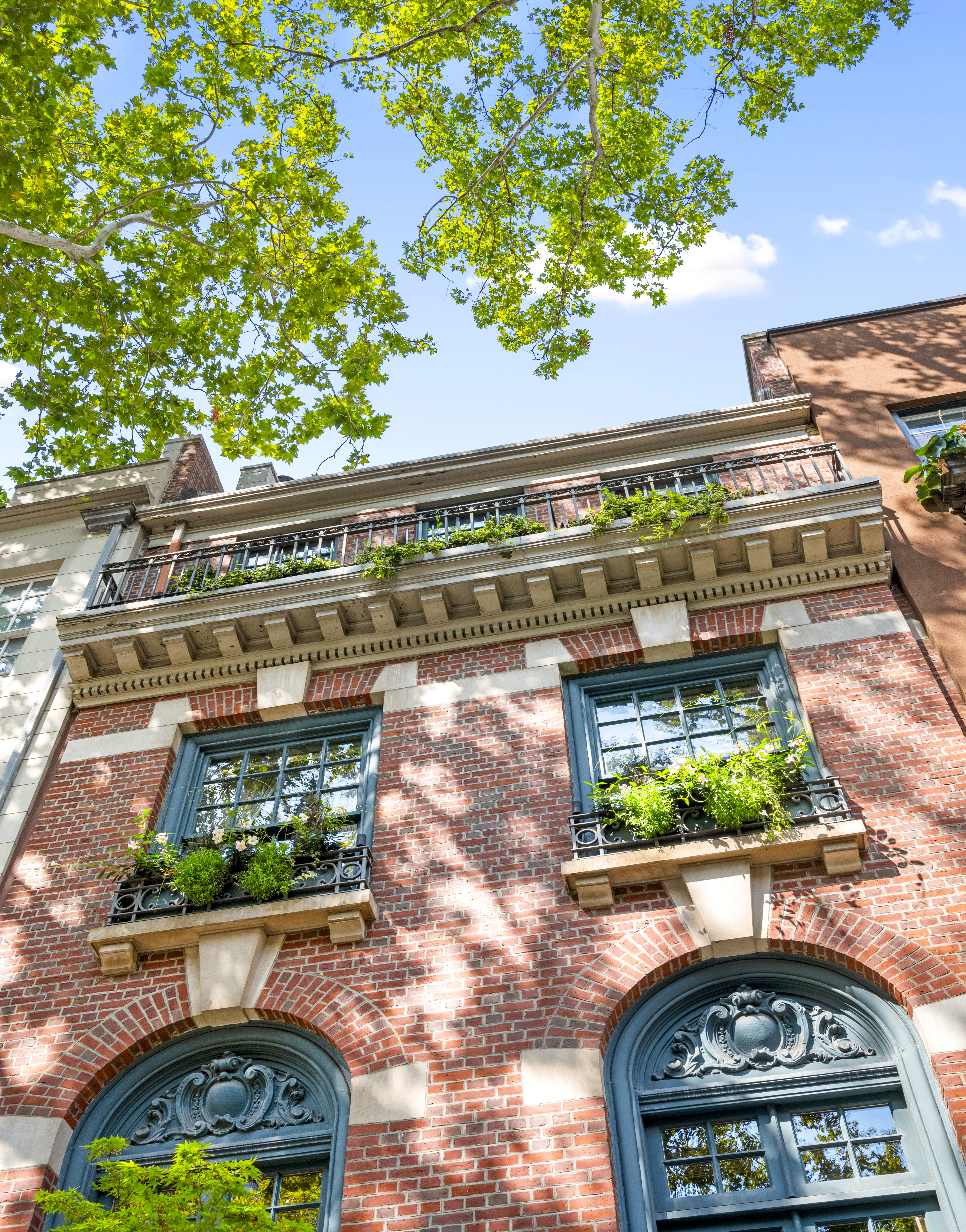 163 East 64th Street Manhattan, NY 10065 - Photo 3 of 34 an outdoor view of a garden