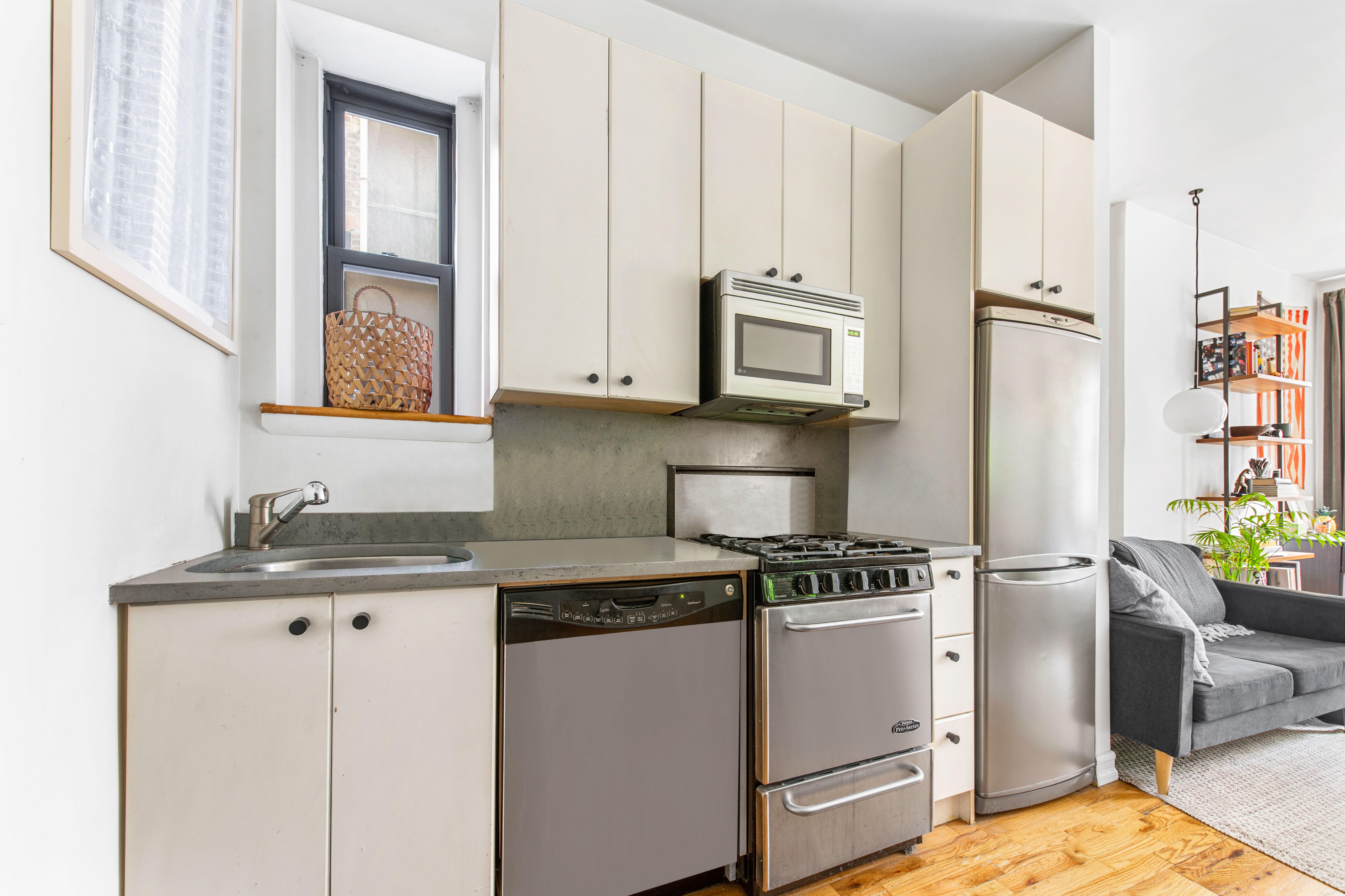 237 East 88th Street, Unit 303 Manhattan, NY 10128 - Photo 3 of 4