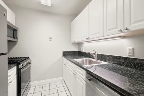$665,000 | 404 East 76th Street, Unit 2O | Lenox Hill