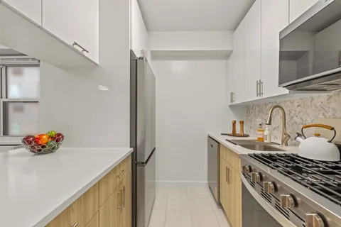 $949,000 | 400 East 54th Street, Unit 8A | Sutton Place