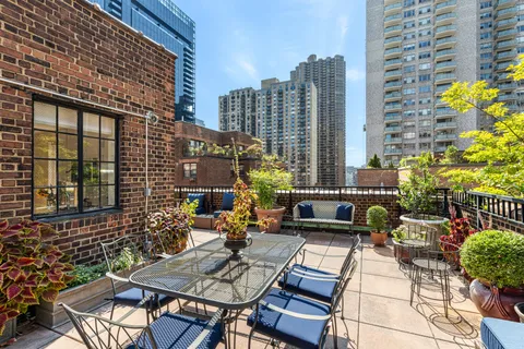 $865,000 | 324 East 41st Street, Unit 1103C | Murray Hill