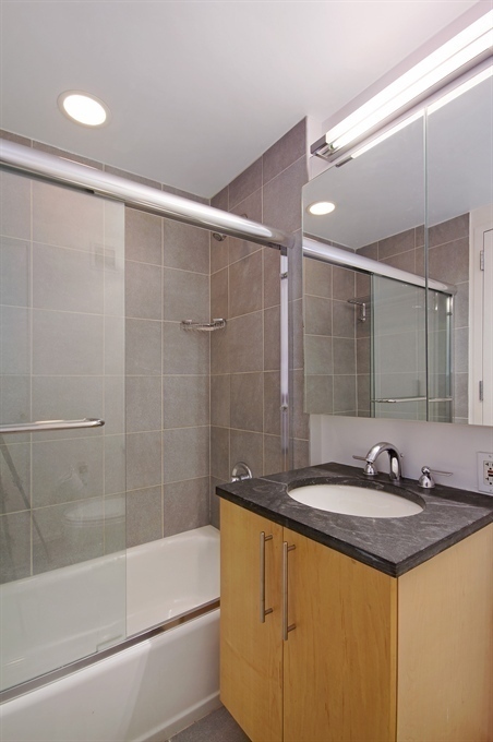 242 East 25th Street, Unit 4D Manhattan, NY 10010 - Photo 6 of 7