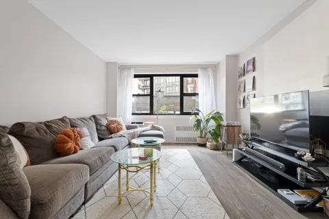 $595,000 | 357 East 57th Street, Unit 2E | Sutton Place