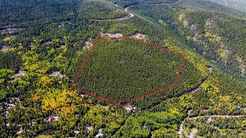 a view of a large yard with lots of green space