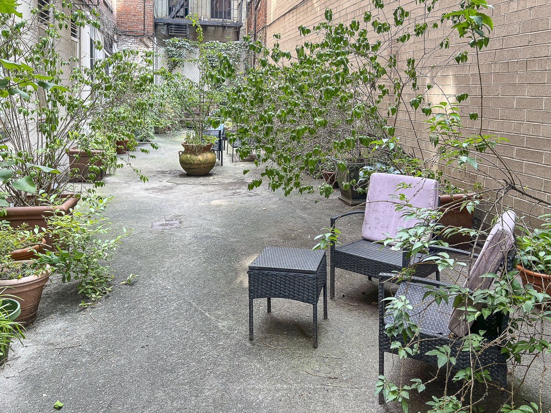 208 East 28th Street, Unit 4A Manhattan, NY 10016 - Photo 10 of 12 a backyard of a house with outdoor seating