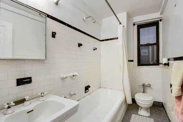 $725,000 | 205 East 78th Street, Unit 2T | Upper East Side