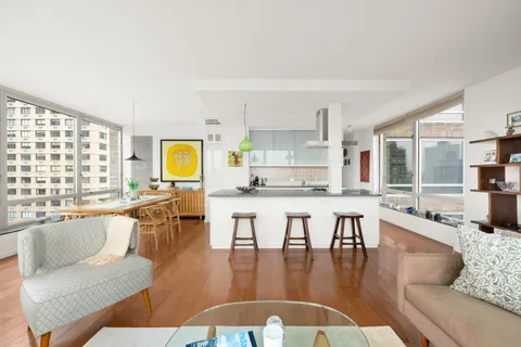 $2,800,000 | 150 Columbus Avenue, Unit 22F | Upper West Side