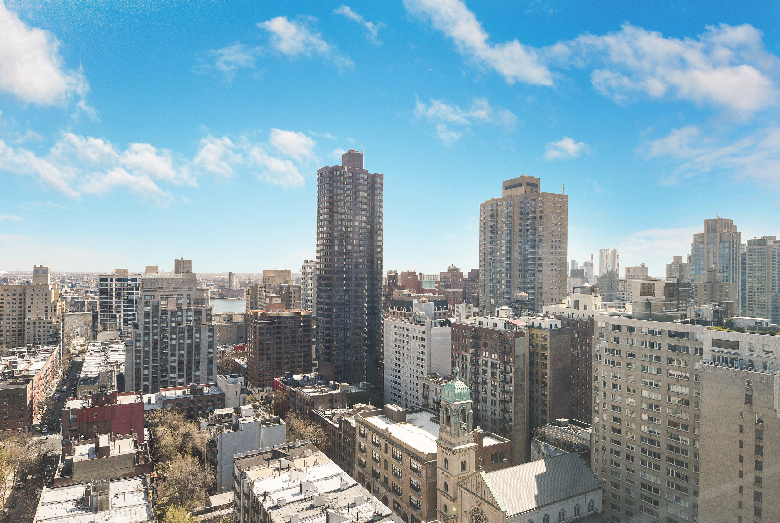 360 East 88th Street, Unit 22C Manhattan, NY 10128 - Photo 20 of 33 a city view with lot of high rise buildings