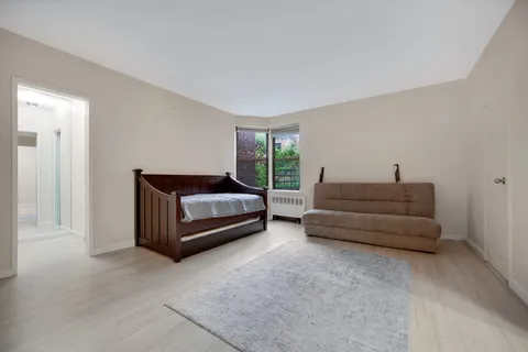 $300,000 | 330 East 70th Street, Unit 4G | Lenox Hill