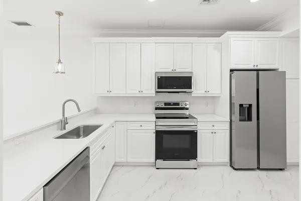 $4,000 | 47 Southwest Osceola Street, Unit UN206, Stuart, FL 34994