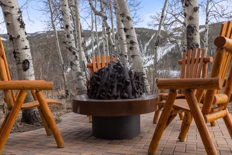 a view of entryway with furniture