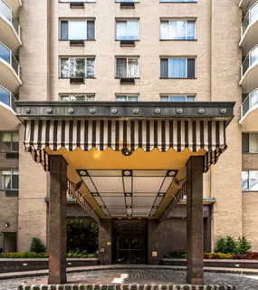 $895,000 | 300 East 74th Street, Unit 20E | Lenox Hill