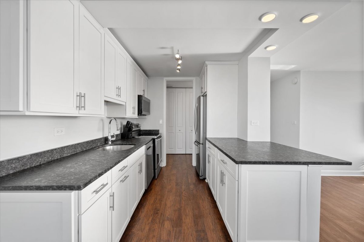 655 West Irving Park Road, Unit 1717 Chicago, IL 60613 - Photo 12 of 34