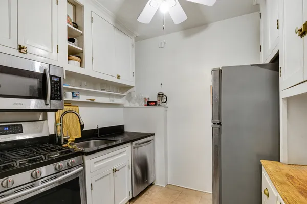 $725,000 | 205 East 78th Street, Unit 2T | Upper East Side