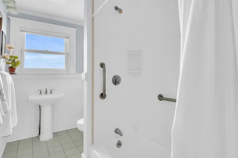 $3,000,000 | 4 Van Zandt Avenue, Newport, RI 02840