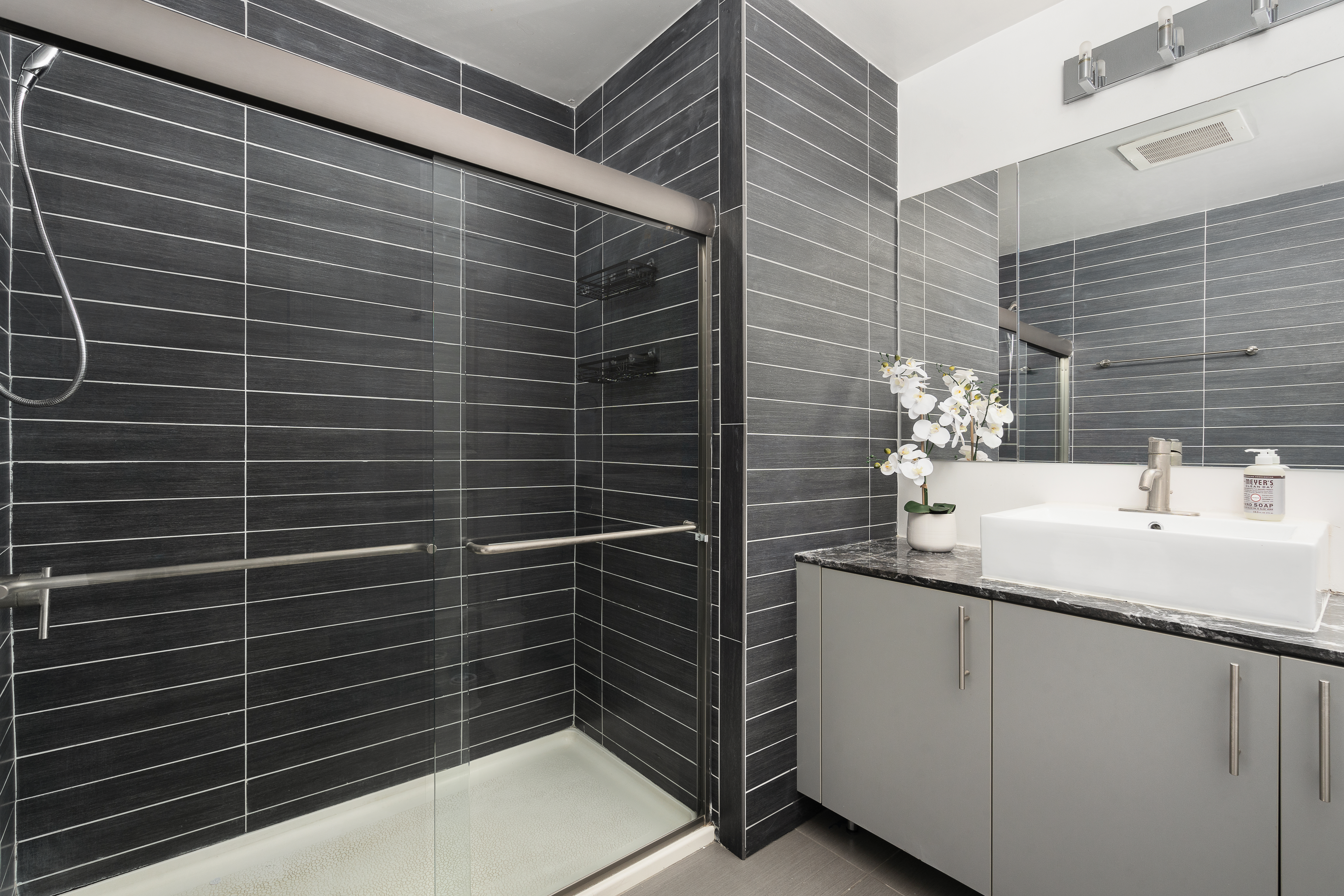 5-49 Borden Avenue, Unit 8G Queens, NY 11101 - Photo 6 of 10