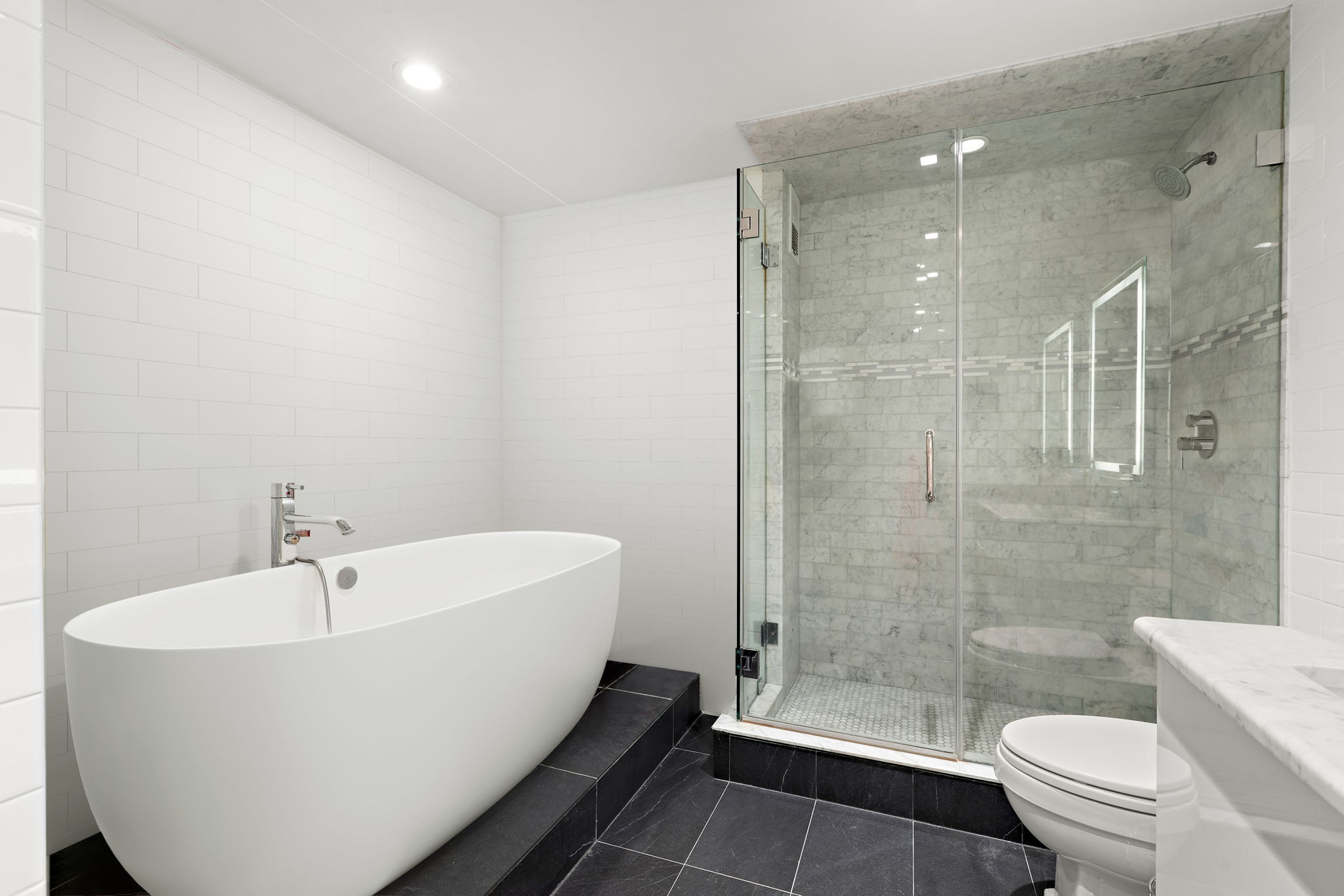 380 Mountain Road, Unit 1906 Union City, NJ 07087 - Photo 9 of 18 a bathroom with a bathtub and toilet