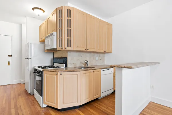 $5,000 | 6 East 65th Street, Unit 6A | Lenox Hill