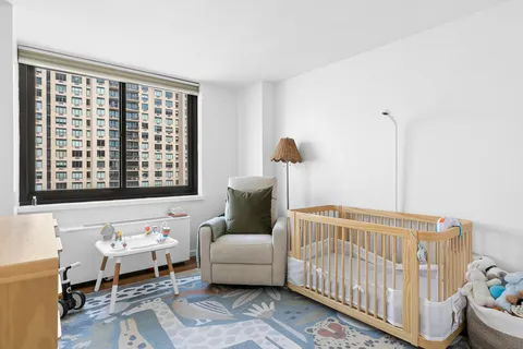 $1,650,000 | 515 East 72nd Street, Unit 23G | Lenox Hill