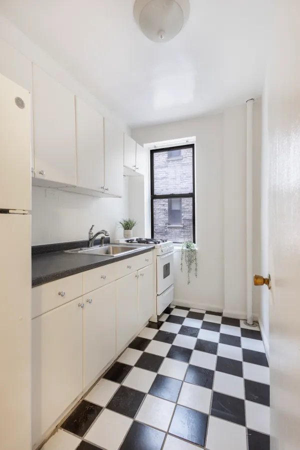 $375,000 | 303 East 37th Street, Unit 3A | Murray Hill