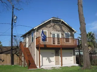 a view of house with a yard