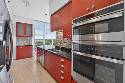 $1,100,000 | 4950 Central Street, Unit 805, Kansas City, MO 64112