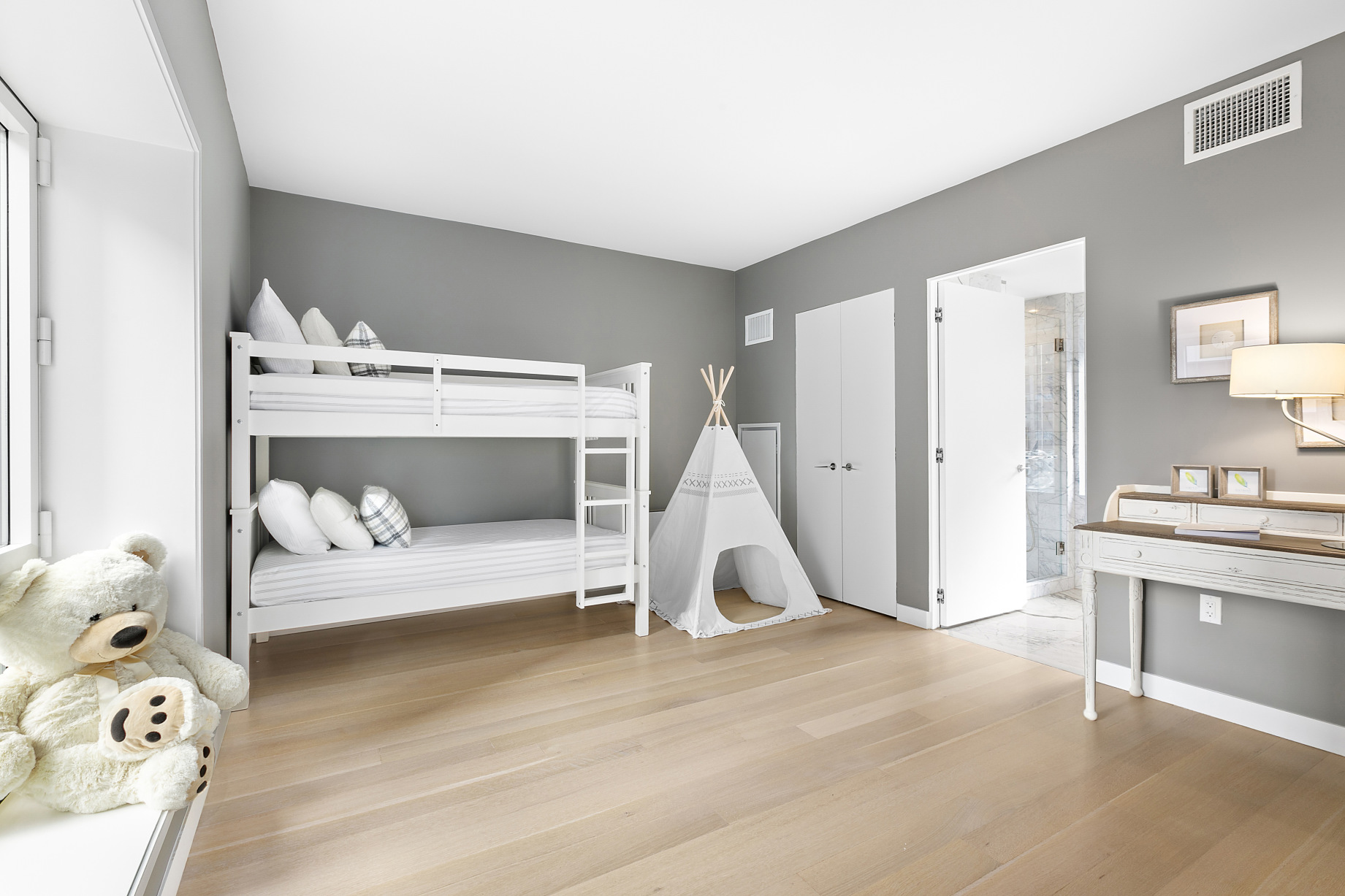 135 West 52nd Street, Unit 35A Manhattan, NY 10019 - Photo 15 of 30