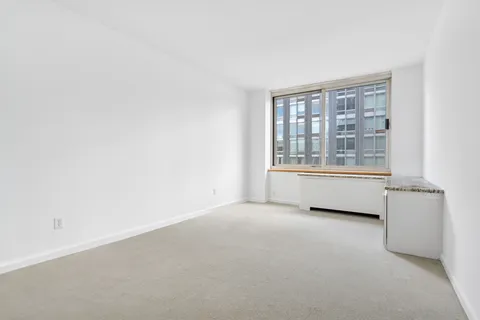 $3,195,000 | 201 West 72nd Street, Unit 8A | Upper West Side