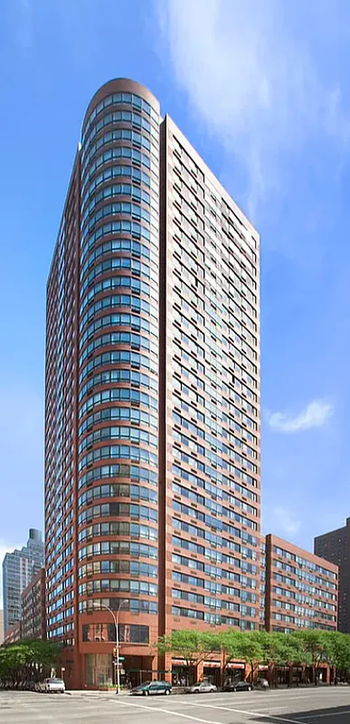 200 East 94th Street, Unit 2911 Manhattan, NY 10128 - Photo 19 of 20 a front view of a building
