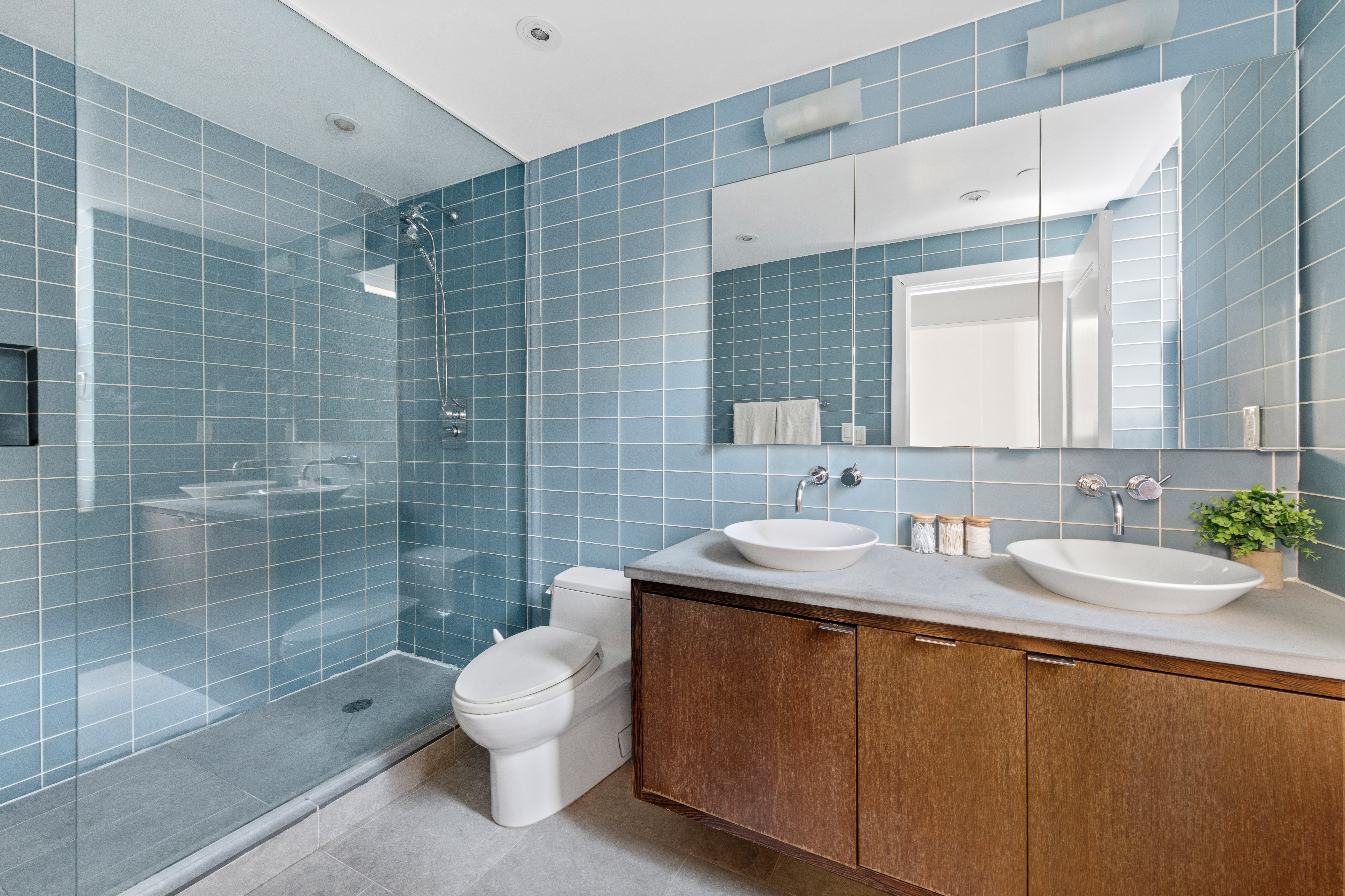 120 East 87th Street, Unit R16G Manhattan, NY 10128 - Photo 9 of 20 a bathroom with a sink toilet mirror and shower