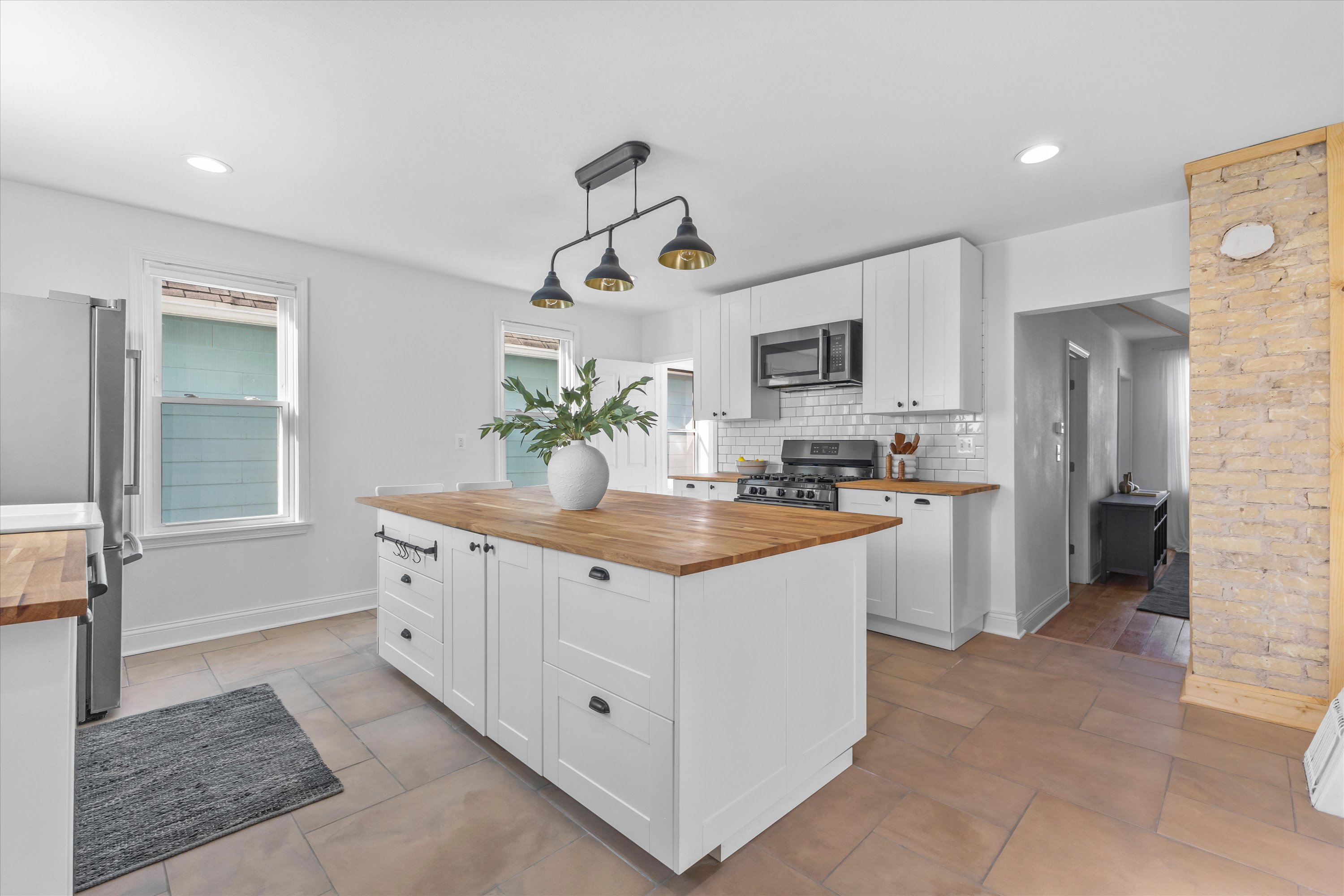 2742 South Greeley Street Milwaukee, WI 53207 - Photo 6 of 29