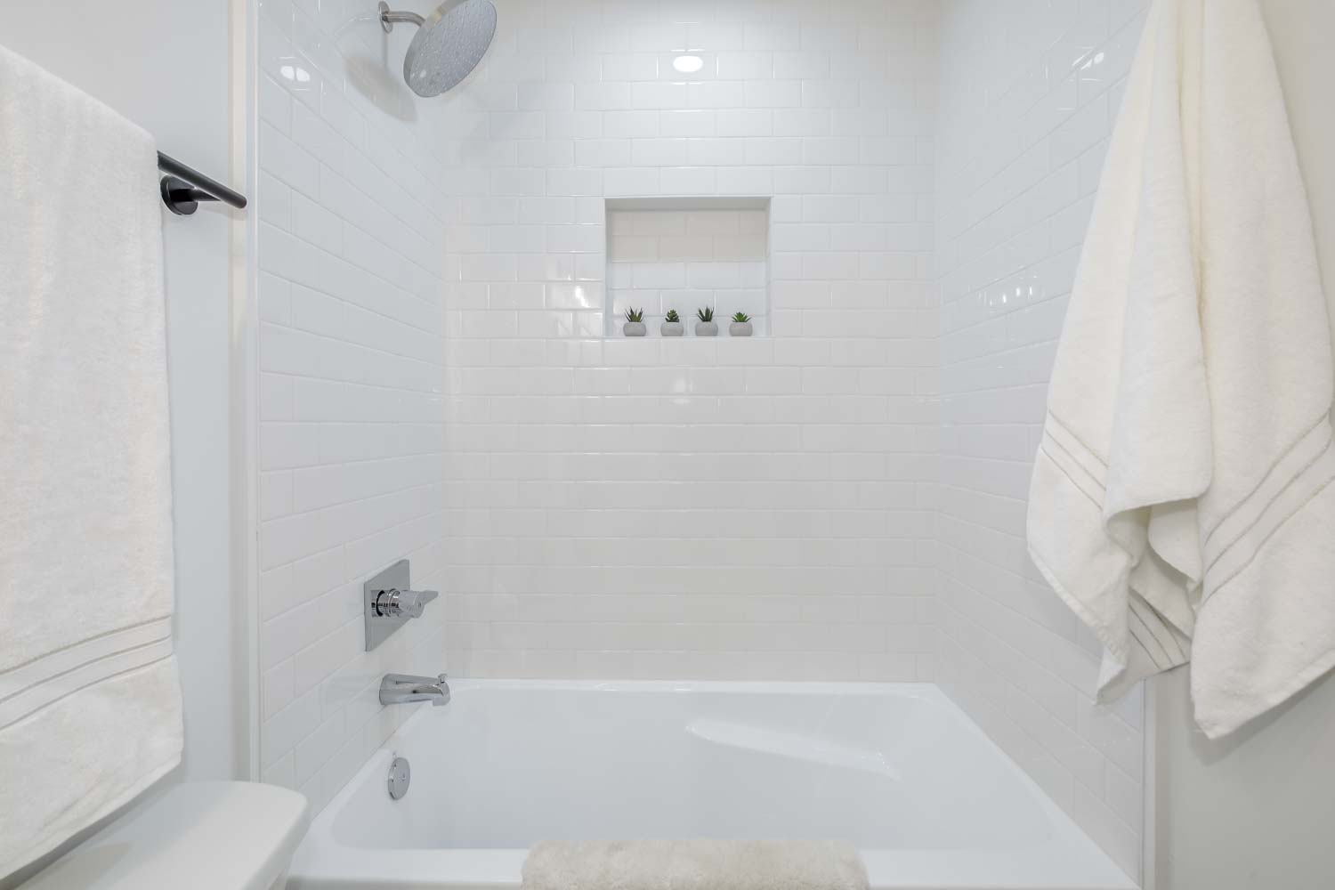 428 Manor Place Northwest, Unit 1 Washington, DC 20010 - Photo 21 of 27 a bathroom with a bathtub