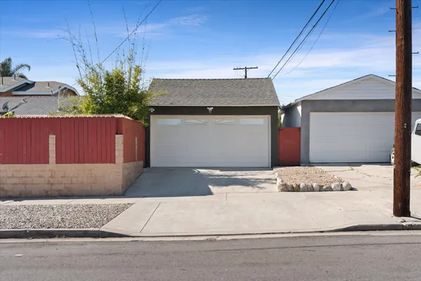 a view of a house with backyard