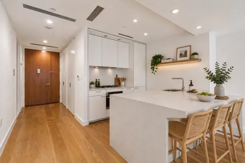 $699,000 | 301 East 61st Street, Unit 6C | Lenox Hill