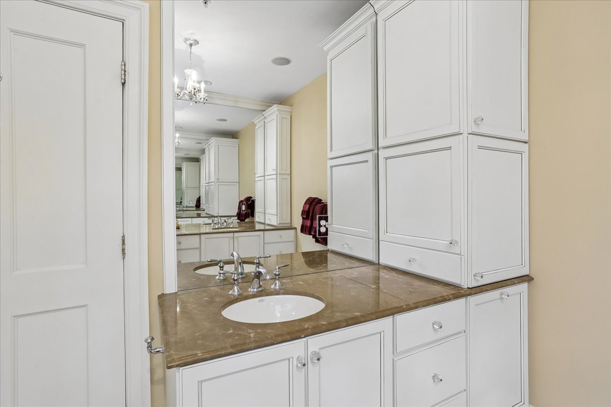 11736 Gainsborough Road Potomac, MD 20854 - Photo 60 of 90 a bathroom with a sink and a mirror