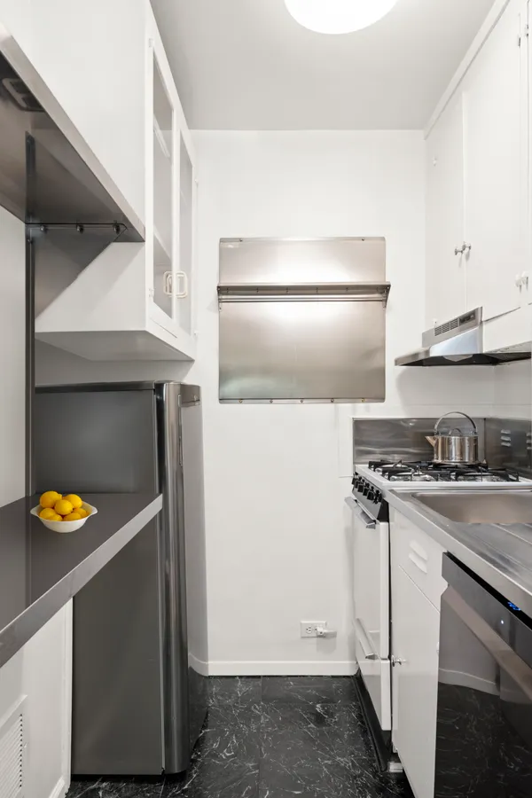 $5,995 | 24 West 55th Street, Unit 2E | Midtown Central