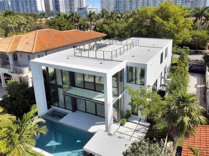 $6,350,000 | 5630 Pine Tree Drive, Miami Beach, FL 33140