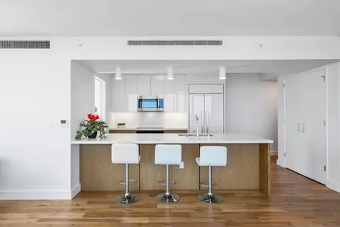$1,980,000 | 629 Ke’eaumoku Street, Unit 3301, Honolulu, HI 96814