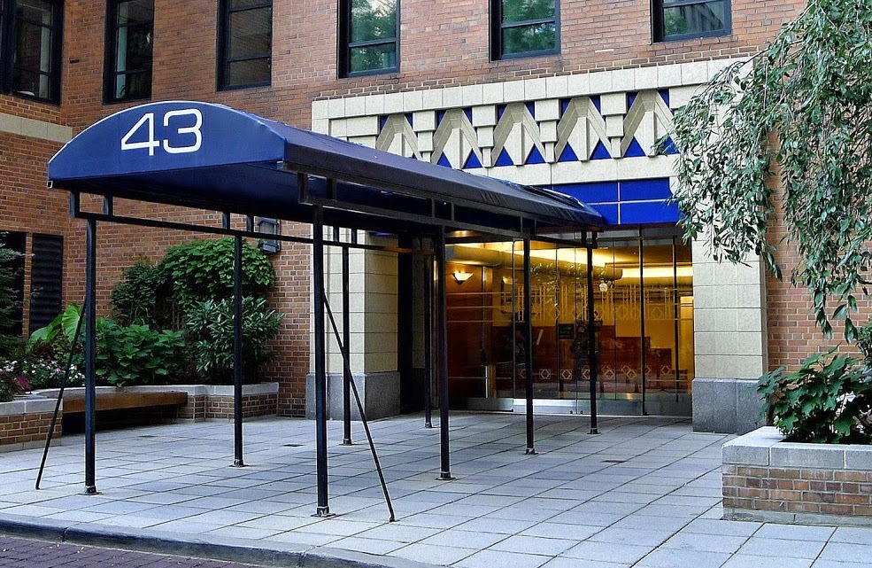 43 West 61st Street, Unit 24Y Manhattan, NY 10023 - Photo 5 of 6 a cafe on the corner of the building